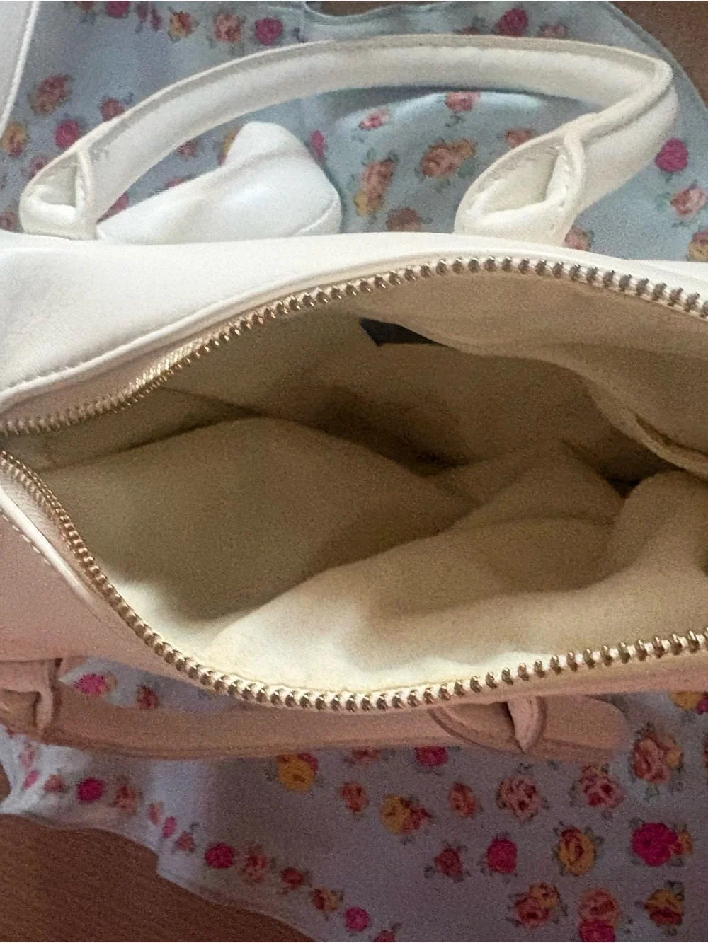 AKIRA Dachshund White Dog-Shaped Crossbody Purse with Detachable Strap